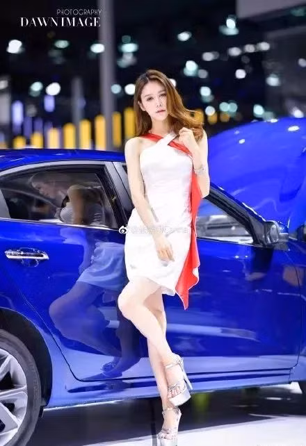 Vào buổi trưa, người mẫu cho phép bản thân ăn uống thoải mái nhưng giới hạn khối lượng tinh bột. Cô thường chỉ ăn một bát nhỏ hoặc ít hơn.