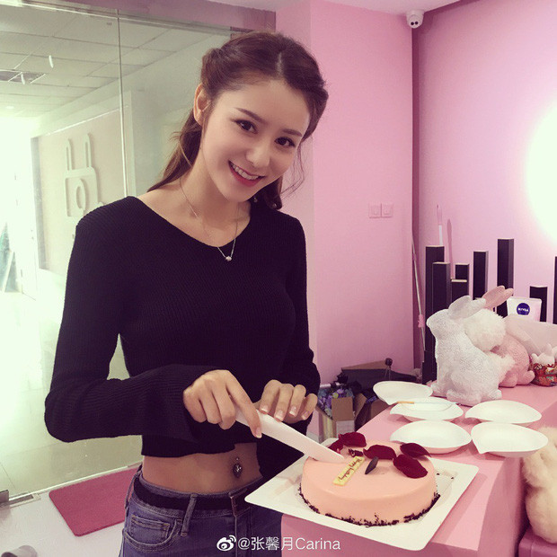 Bất kể ở nhà hay phòng chụp hình, bạn gái Lâm Phong đều dành ra khoảng 20 phút để tập squats, chống đẩy hoặc gập bụng.