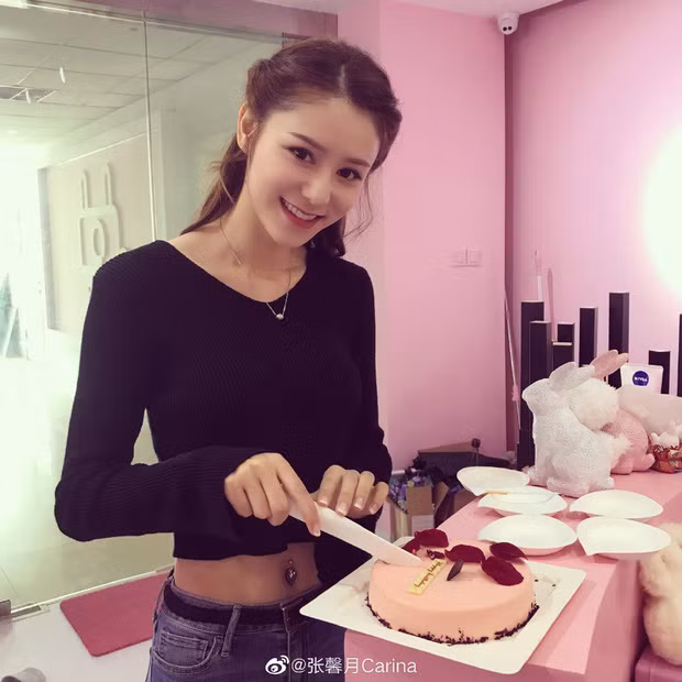 Bất kể ở nhà hay phòng chụp hình, bạn gái Lâm Phong đều dành ra khoảng 20 phút để tập squats, chống đẩy hoặc gập bụng.