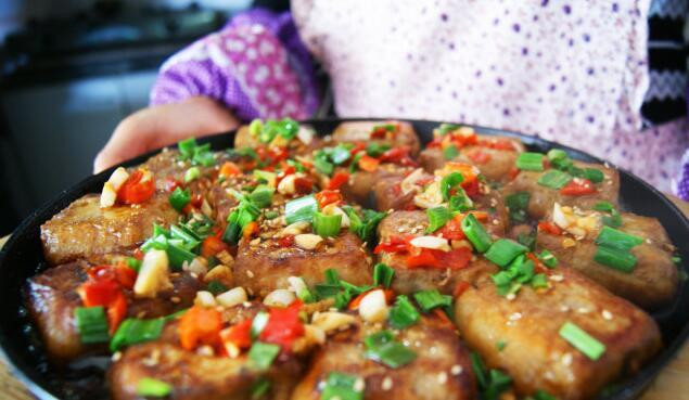 Ngoài ra, đậu phụ lông còn có tác dụng chữa bệnh. Theo sách Đông Y cổ, đậu phụ thối mang tính hàn nhưng ích khí, có tác dụng điều hòa tỳ vị, giảm chướng bụng đầy hơi, thanh nhiệt tán huyết, giúp thải độc cho đại tràng. Ảnh: KKnews, Sohu.