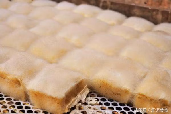 Đậu phụ lông với hương vị và mùi thơm đặc biệt nhanh chóng trở thành món ngon được người dân Trung Quốc tìm mua rất nhiều.