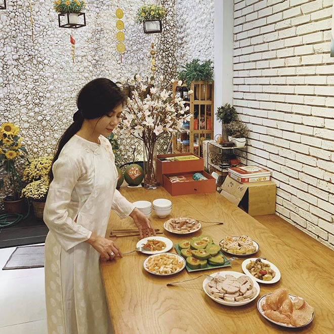 Những hình ảnh được nam ca sĩ đăng tải trên trang facebook cá nhân nhận nhiều lời khen, bình luận từ người hâm mộ. Rất nhiều người tỏ ra kinh ngạc trước nhan sắc trẻ đẹp của Huyền Trâm.