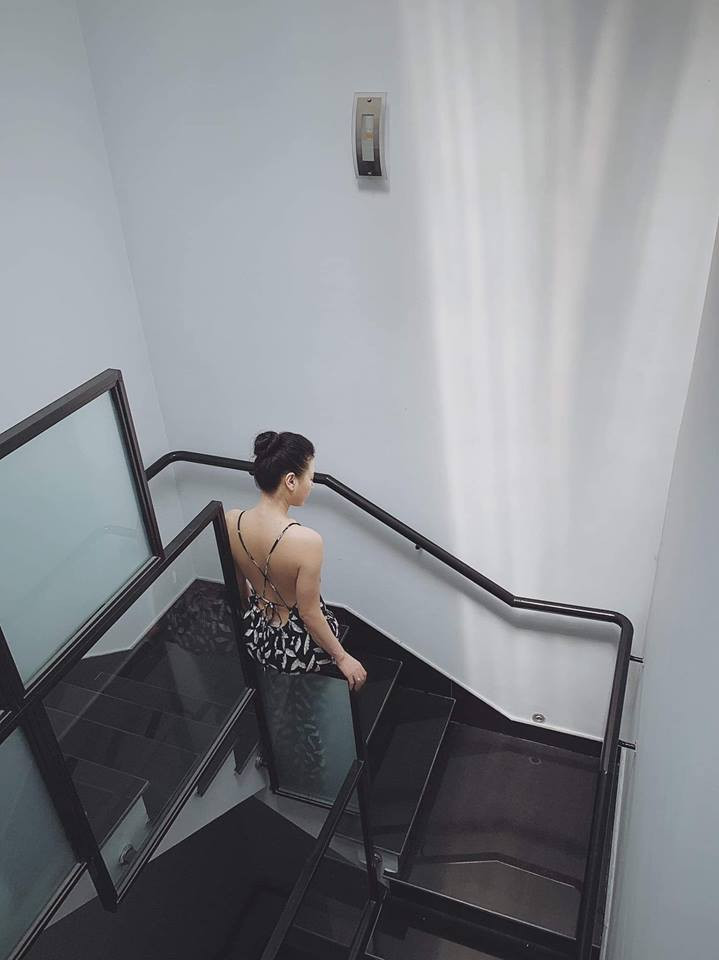 Người đẹp khoe lưng trần nõn nà như gái đôi mươi. Ảnh: FBNV.