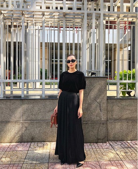 Hà Tăng diện cả "cây đen" đầy thần thái.