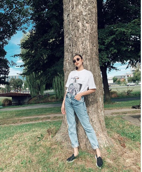 Không chỉ ăn mặc giản dị, người đẹp còn trang điểm nhẹ nhàng, tô ít son môi và má hồng.