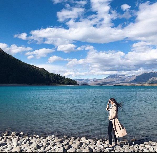 Dù chọn thời tranggiản dị nhưng cô vẫn toát lên thần thái sang chảnh.