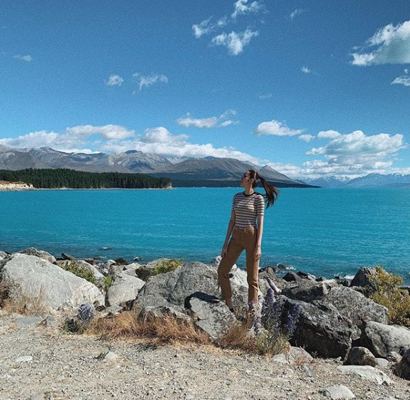 Tăng Thanh Hà vừa có chyến du lịch cùng gia đình đến đất nước New Zealand. Trong chuyến đi này, "ngọc nữ" điện ảnh Việt chọn trang phục khá giản dị, đa số là các loại quần jeans, quần kaki, áo phông, giày bệt và đeo mắt kính.