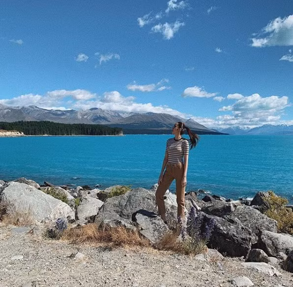 Tăng Thanh Hà vừa có chyến du lịch cùng gia đình đến đất nước New Zealand. Trong chuyến đi này, "ngọc nữ" điện ảnh Việt chọn trang phục khá giản dị, đa số là các loại quần jeans, quần kaki, áo phông, giày bệt và đeo mắt kính.