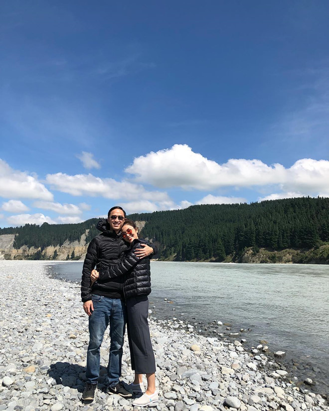 Vợ chồng Hà Tăng mặc áo phao giản dị "ton-sur-ton".