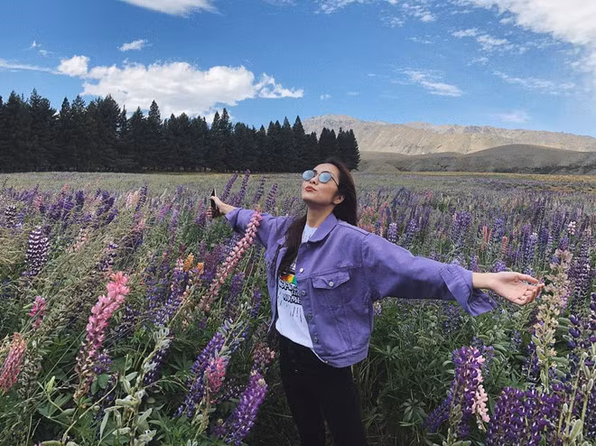 Áo phông và quần jean là món đồ không thể thiếu của Hà Tăng trong mỗi chuyến du lịch.