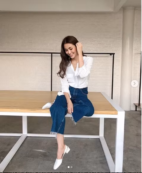 Áo sơ mi trắng và quần jean ống rộng phối với giày trắng cực thanh lịch.