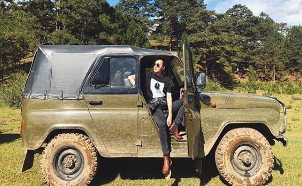 Tăng Thanh Hà có phong cách thời trang khá giản dị và cá tính trong hầu hết các chuyến du lịch. Trong hình là ảnh Hà Tăng mặc áo phông đen, quần jean, boot nâu và buộc áo sơ mi ở bụng trông khá bụi bặm khi du lịch ở Đà Lạt.