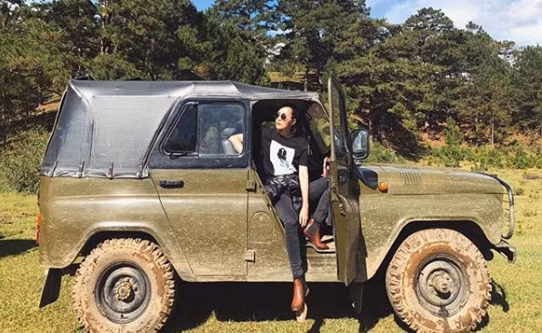 Tăng Thanh Hà có phong cách thời trang khá giản dị và cá tính trong hầu hết các chuyến du lịch. Trong hình là ảnh Hà Tăng mặc áo phông đen, quần jean, boot nâu và buộc áo sơ mi ở bụng trông khá bụi bặm khi du lịch ở Đà Lạt.