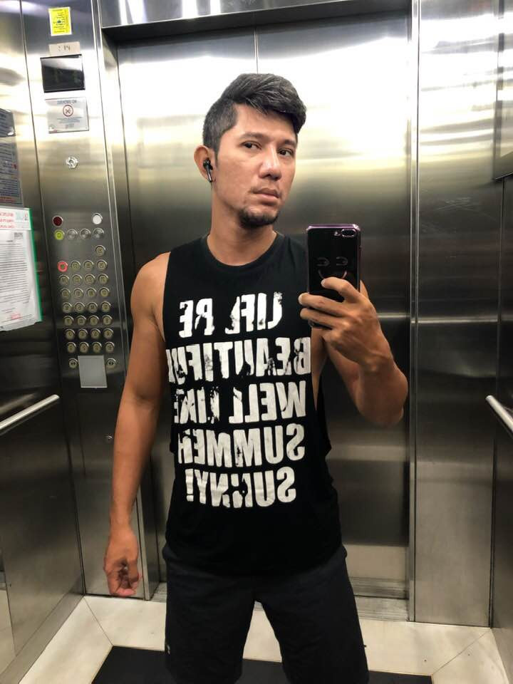 Thế nhưng mới đây, chính nam ca sĩ lại công khai một bức ảnh chụp đời thường chưa qua chỉnh sửa lên Facebook. "Chính xác những tấm hình chụp trong studio là có sự can thiệp của photoshop để làm mịn da", anh thừa nhận. Trong bức ảnh đời thường, gương mặt của Lương Bằng Quang chẳng có nhiều cải thiện hơn so với trước đây.