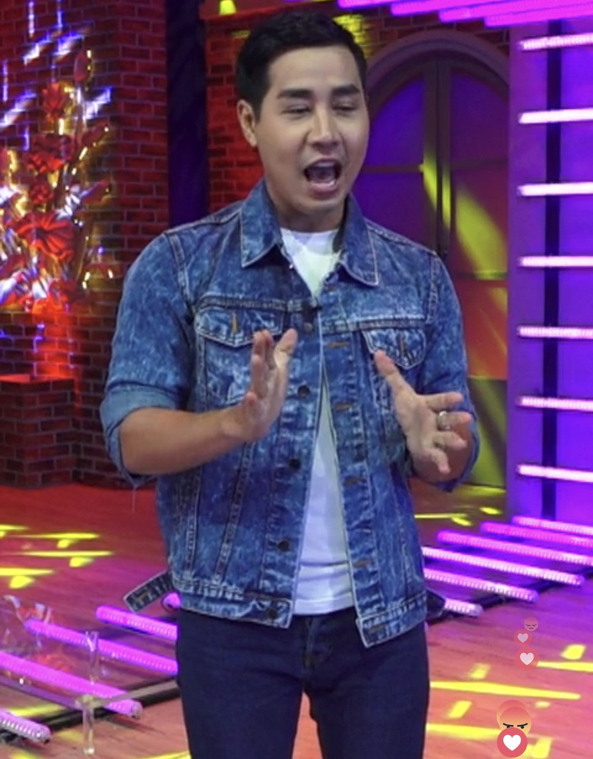 Dù anh không đưa ra bất cứ câu trả lời liên quan đến nghi vấn phẫu thuật thẩm mỹ nhưng với đôi mắt 2 mí, sống mũi cao bất thường và hàm răng sứ trắng muốt cũng giúp người hâm mộ dễ dàng nhận ra anh đã can thiệp dao kéo.