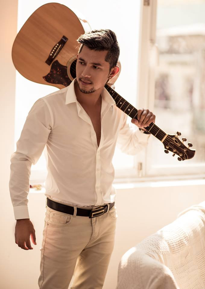 Ở tuổi cận kề 40, Lương Bằng Quang tỏ ra chịu chơi khi bỏ ra khoảng 100 triệu để cuộn cánh mũi, bọc nâng sụn và cắt mí mắt thẩm mỹ. Sau ca phẫu thuật, những hình ảnh được Lương Bằng Quang công bố khiến nhiều người ngỡ ngàng và tưởng rằng anh đã có một ca "lột xác" ngoạn mục.