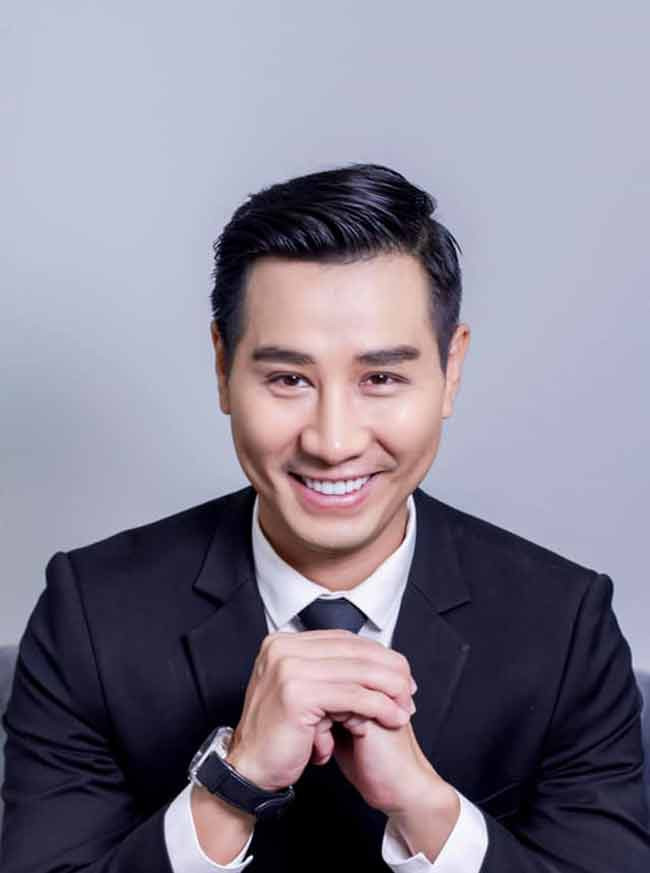 MC Nguyên Khang cũng gây sốc khi thời gian gần đây xuất hiện với gương mặt khác lạ. Một số ý kiến cho rằng, đôi mắt hai mí bị nhấn "lỗi" với mí mắt cực to là nguyên nhân khiến cho gương mặt của anh trở nên khác lạ, gương mặt kém tự nhiên.