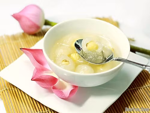 Nhãn ngon bóc vỏ, tách cùi khỏi hạt một cách khéo léo sao cho quả nhãn còn nguyên, không bị nát hay rách rời ra. Sau đó, người ta nhồi hạt sen vào bên trong phần cùi nhãn, trông không khác nào một quả nhãn mới.