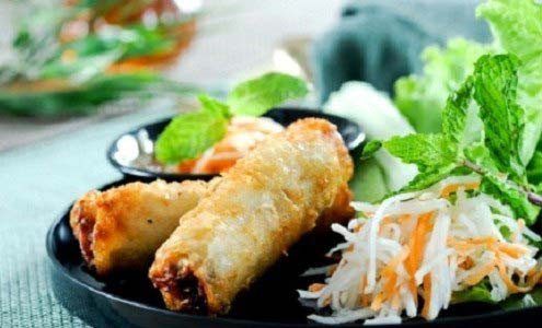 Món nem rán sẽ hấp dẫn hơn nếu nước chấm vừa ăn. Để làm nước chấm nem không hề khó chỉ với một số nguyên liệu sẵn có như dưa góp, nước mắm, tỏi, ớt và chanh bạn có thể tạo ra nước chấm nem vừa ý.