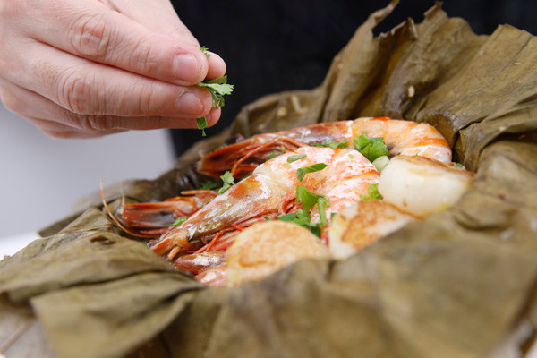 Cho tiếp 100ml nước gà còn lại, rượu gạo và nước tương vào nấu cùng cho đến khi gạo ngấm hết nước, thêm muối tiêu vừa ăn. Đổ gạo vào chõ có lót lá sen, lấy lá sen ủ kín gạo. Hấp xôi trong thời gian 30 phút để xôi chín dẻo.