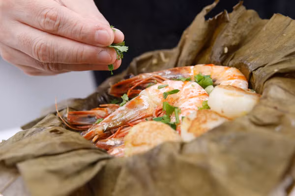 Cho tiếp 100ml nước gà còn lại, rượu gạo và nước tương vào nấu cùng cho đến khi gạo ngấm hết nước, thêm muối tiêu vừa ăn. Đổ gạo vào chõ có lót lá sen, lấy lá sen ủ kín gạo. Hấp xôi trong thời gian 30 phút để xôi chín dẻo.