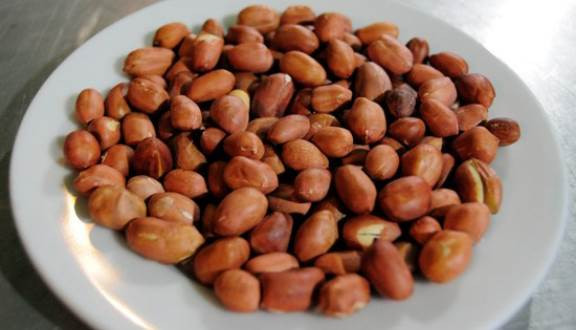 Đậu phộng là loại hạt giúp giảm cân hiệu quả nhờ thành phần chứa nhiều axit folic là chất béo không bão hòa và cellulose hữu ích giúp đào thải đường ruột, giúp bạn ăn thoải mái mà không sợ tăng cân.