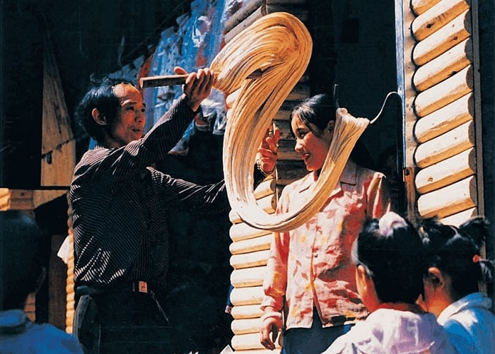 Kẹo gừng là món ăn vặt thường thấy ở Phượng Hoàng Cổ Trấn, nơi đây đã có truyền thống làm kẹo gừng hơn 100 năm. Toàn bộ quá trình làm kẹo gừng đều là thủ công.