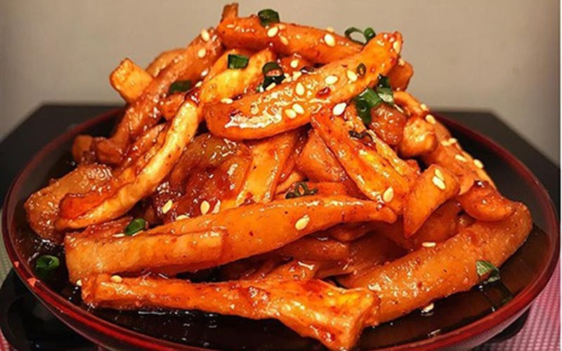 Củ cải muối: Đây là món ăn phổ biến nhất ở Phượng Hoàng Cổ Trấn. Mỗi gia đình trong vùng đều có cách muối riêng và công thức đó chỉ truyền lại cho người trong gia đình. Mặc dù vậy, món củ cải muối ở đây vẫn có điểm chung trong hương vị là: ngọt, chua thành, thơm và chút cay cay.