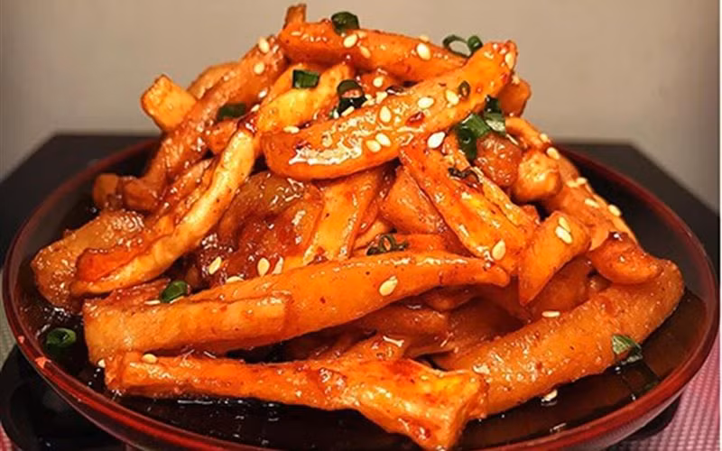 Củ cải muối: Đây là món ăn phổ biến nhất ở Phượng Hoàng Cổ Trấn. Mỗi gia đình trong vùng đều có cách muối riêng và công thức đó chỉ truyền lại cho người trong gia đình. Mặc dù vậy, món củ cải muối ở đây vẫn có điểm chung trong hương vị là: ngọt, chua thành, thơm và chút cay cay.