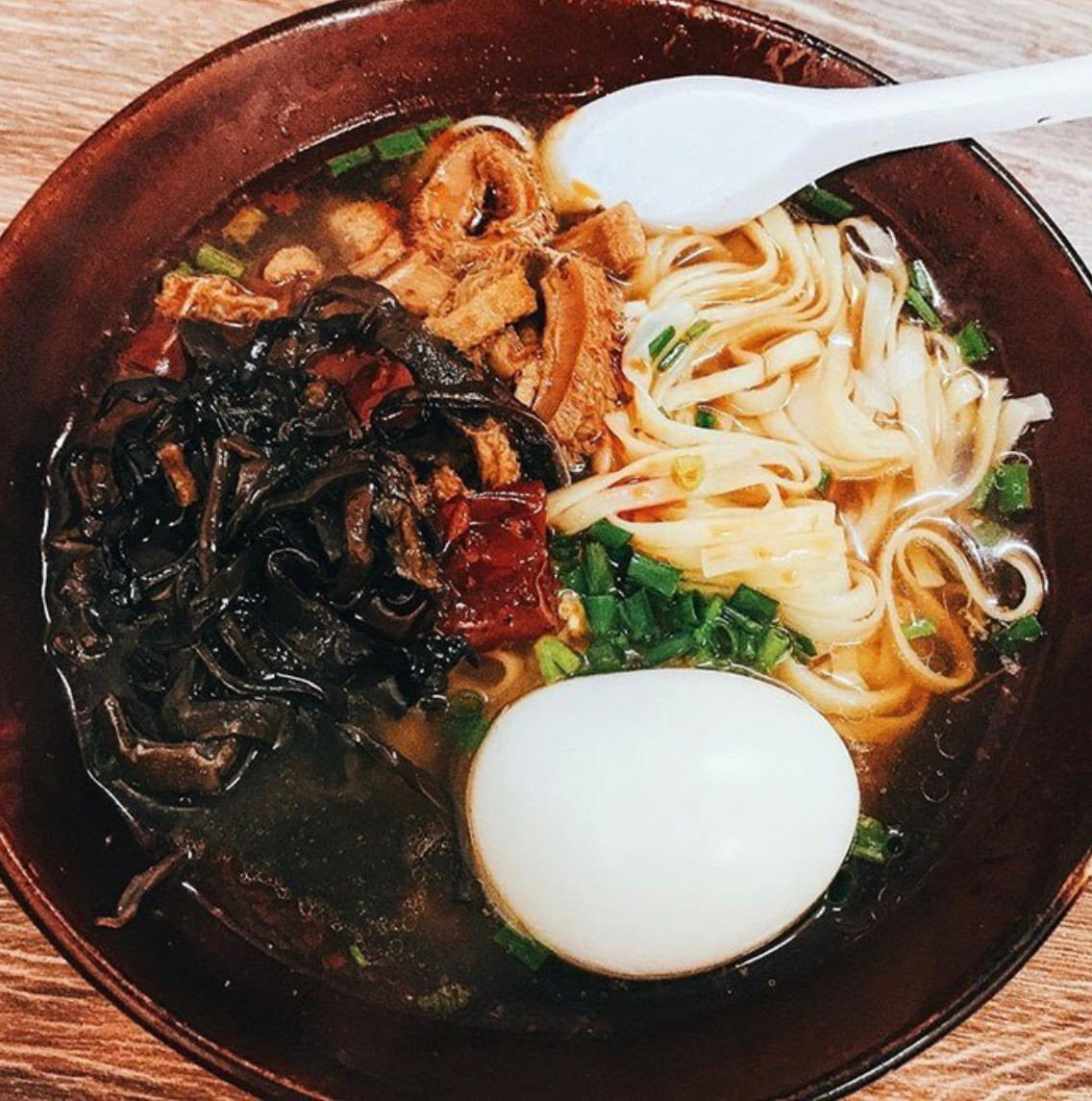 Món mì ở Phượng Hoàng Cổ Trấn rất đặc biệt, bao gồm nhiều loại: mì sủi cảo, mì hoành thánh và mì sợi. Do đó, khi gọi món, để không bị nhầm lẫn, bạn nên gọi đích danh món mì mà mình muốn ăn. Trong số các loại mì ở đây, mì xách bò được nhiều người yêu thích nhất bởi hương vị tuyệt vời của nó.