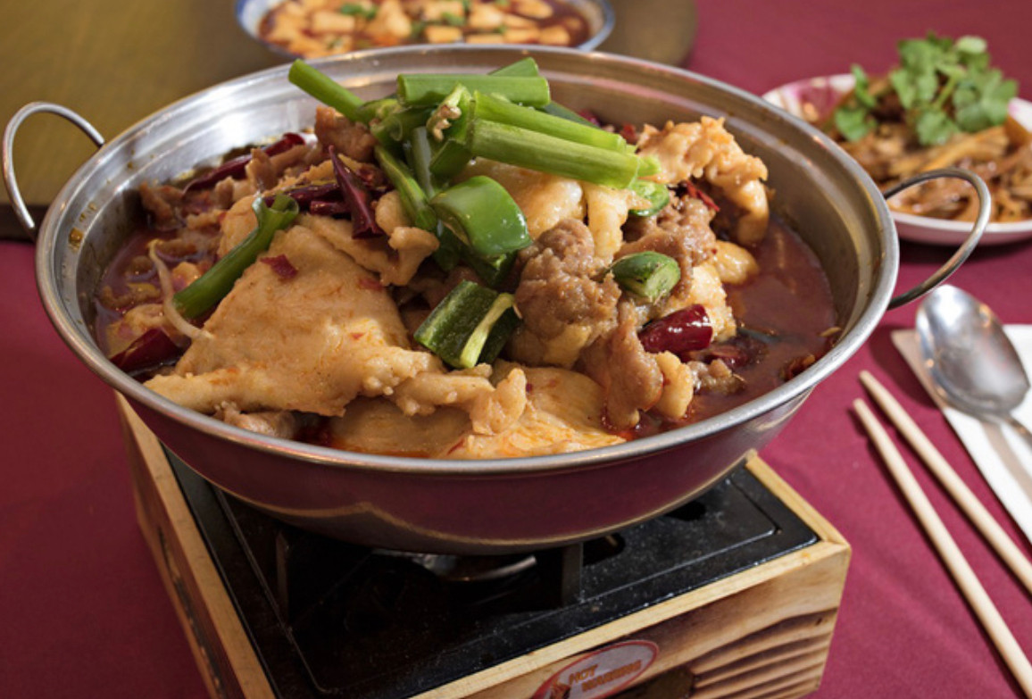 Vịt hầm tiết, gạo nếp: Món ăn này có cách chế biến hơi cầu kỳ một chút. Đầu tiên, ngâm gạo nếp trong nước rồi đổ vào bát. Sau đó, trộn đều gạo với tiết, hấp cách thủy và cắt thành nhiều miếng trước khi chiên. Vừa chiên gạo, người ta sẽ vừa hầm vịt. Khi vịt đã nhừ, gạo vừa chiên xong sẽ được nhồi vào trong, nêm nếm gia vị rồi hầm thêm một lúc nữa cho tới khi vịt chuyển thành màu vàng nhạt.