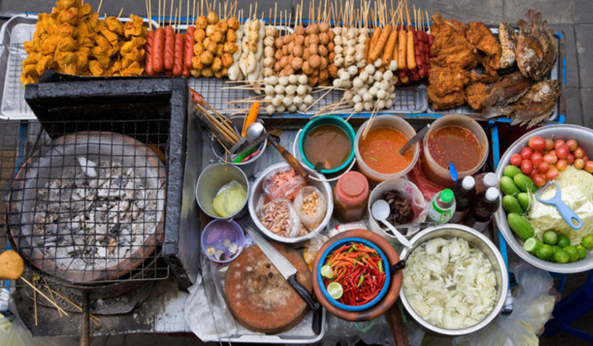 Shakao - Đồ nướng xiên là món ăn được lòng số đông du khách khi đến Phượng Hoàng Cổ Trấn. Các món ăn xiên nướng ở đây đều được tẩm ướp bằng các gia vị đậm đà mang đến hương vị hấp dẫn, ngon miệng. Món ăn này phổ biến có ở khắp các con đường và ngõ ngách của trấn cổ. Ảnh: Internet.