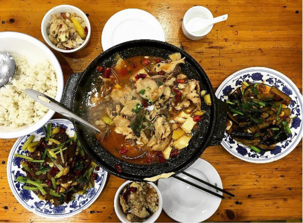 Lẩu cá cay: Nếu là một người ăn được cay, bạn sẽ cực kỳ thích món ngon ở Phượng Hoàng Cổ Trấn này. Lẩu cá cay là đặc sản quen thuộc của Phượng Hoàng Cổ Trấn. Cá được đánh bắt từ con sông Đà Giang ngay thị trấn và được chế biến ngay khi vừa vớt lên nên vẫn giữ nguyên được vị ngọt, thịt rất dai và bùi.