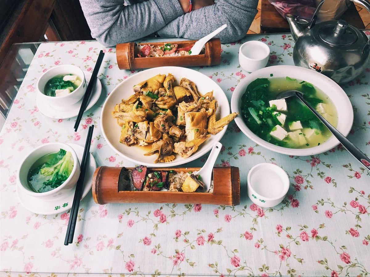 Cơm ống tre là đặc sản của Phượng Hoàng Cổ Trấn nên cũng đặc sắc và mang nhiều nét khác biệt trong hương vị. Về cách làm họ cũng để gạo bên trong ống tre nấu cho có mùi thơm và độ dẻo đặc trưng, bên trên có thêm xá xíu và ngô. Cơm dẻo có mùi rất thơm, xen lẫn là mùi thanh thanh của ống tre lại ăn cùng với nhiều loại đậu, thịt xá xíu ướp đậm đà.