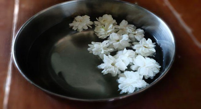 Trà hoa nhài vừa có hương thơm dễ chịu, vừa có nhiều công dụng tốt cho sức khỏe. Uống trà hoa nhài giúp giúp thanh nhiệt giải độc cho ngày hè nóng bức.