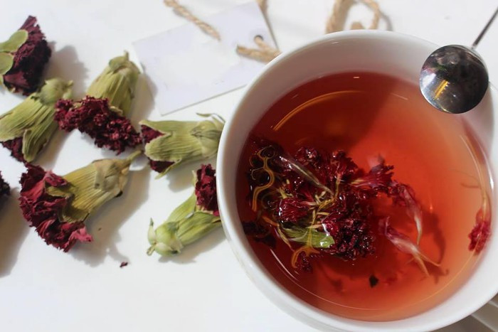 Trà hoa cẩm chướng được biết đến với những công dụng rất tốt cho sức khỏe như giúp máu lưu thông tốt hơn, giúp an thần, tỉnh táo, rất tốt trong những ngày nắng nóng.