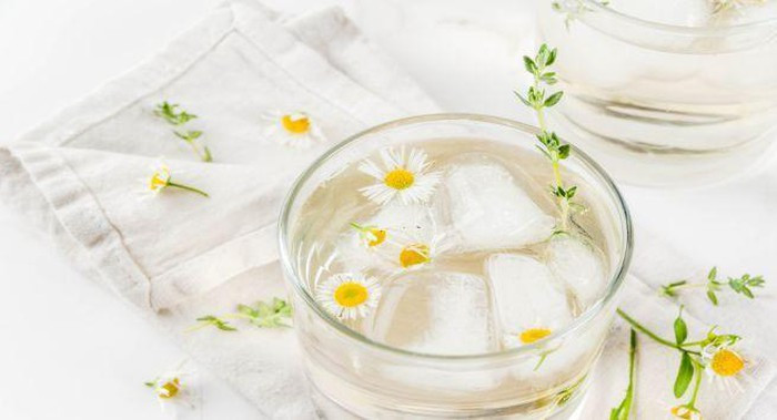 Trà hoa cúc từ lâu đã rất nổi tiếng với công dụng giải nhiệt, mát gan. Chỉ một vài cánh hoa cúc pha trà cũng có thể giúp bạn ngủ ngon hơn và thanh mát cơ thể.