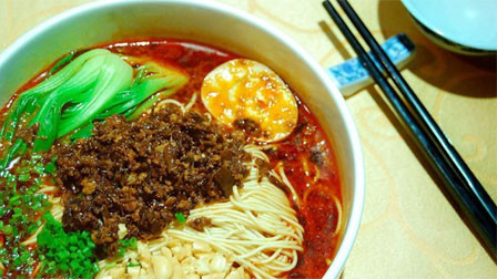 Khi thưởng thức, mì Dan Dan sẽ hấp dẫn bạn bởi sợi mì dẻo dai, thịt xào hạt cải muối cùng đậu phộng giòn tan, nước dùng thì cực kỳ cay xen lẫn chút chua dịu từ giấm. Chỉ cần một miếng, các giác quan của bạn sẽ bùng nổ với vị cay mạnh mẽ. Và cứ thế, món ăn này sẽ hấp dẫn bạn đến tận miếng cuối cùng. Ảnh: Internet.