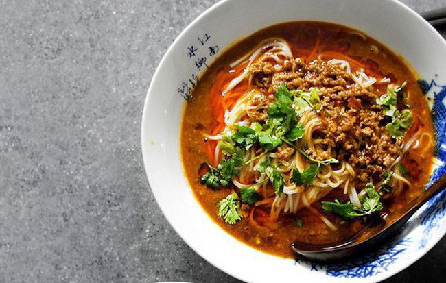 Món ăn siêu cay này có các thành phần đơn giản, gồm: mì trứng, thịt xay, tỏi tươi, rau mùi, đậu phộng rang cùng loại sốt “cay toát mồ hôi lưỡi” đặc trưng. Đầu tiên, phần sốt thịt sẽ được cho xuống cuối bát, tiếp đến là phần mì trứng tươi đã được chần nóng và cuối cùng là nêm nếm gia vị, rắc hành lá, mùi và đậu phộng rang lên trên bề mặt.