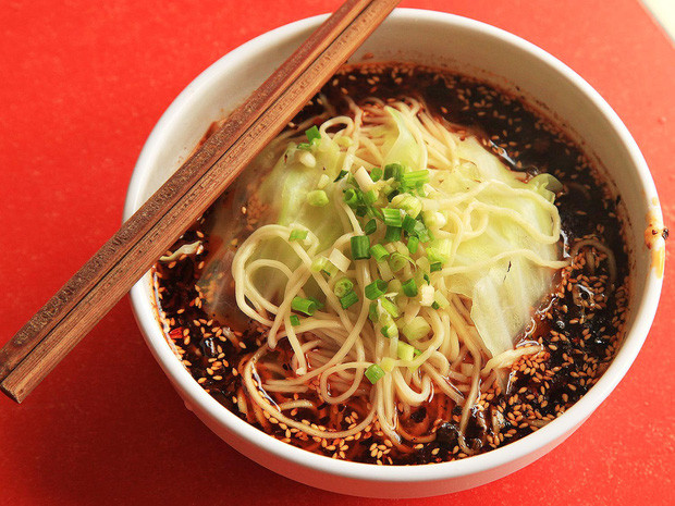 Để tạo nên hương vị độc đáo cho món mì Dan Dan thì nhất định phải có hạt cải muối và ớt chưng chuẩn Tứ Xuyên. Hạt cải muối là một loại thực phẩm phổ biến nhất Tứ Xuyên, nhiều hộ gia đình thường muối cả hũ to để ăn dần quanh năm.