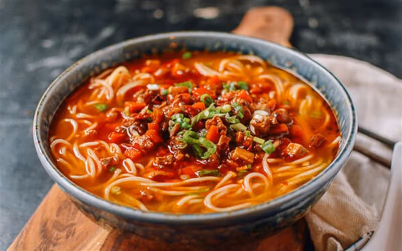 Mì Dan Dan không ngập nước như các loại mì khác mà chỉ có một chút nước sốt nước sốt cay chan gần xâm xấp mặt mì, khi ăn thực khách trộn đều mì lên.