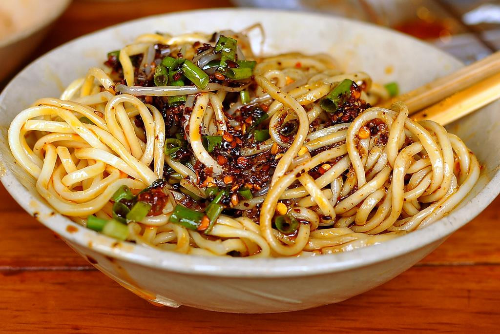 Khi ăn, thực khách sẽ dùng đũa để trộn món mì lên và thưởng thức. Mì Dan Dan có vị bùi của mè, cay của sa tế, thỉnh thoảng chút tê tê đầu lưỡi bởi hạt tiêu Tứ Xuyên.