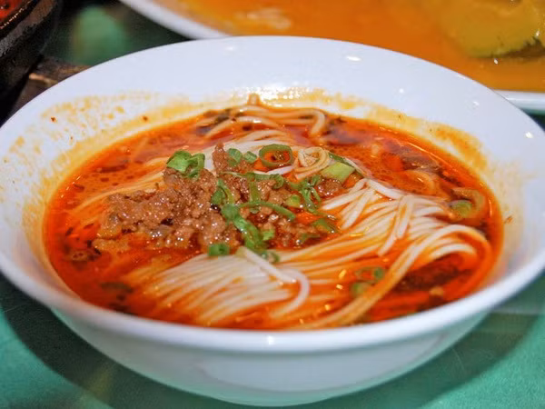 Mì cay Tứ Xuyên có nhiều mùi hạt tiêu và cay nhất so với những món mì thông thường khác. Ở những vùng khác thì mì sẽ ít cay, ngọt và có nhiều rau hơn. Nếu chưa từng ăn bao giờ, mì Dan Dan có thể sẽ gây sốc cho bạn bởi mùi hương mạnh mẽ. Sắc đỏ nổi bật của ớt trong bát mì cũng sẽ khiến nhiều người không ăn được cay phải e dè.