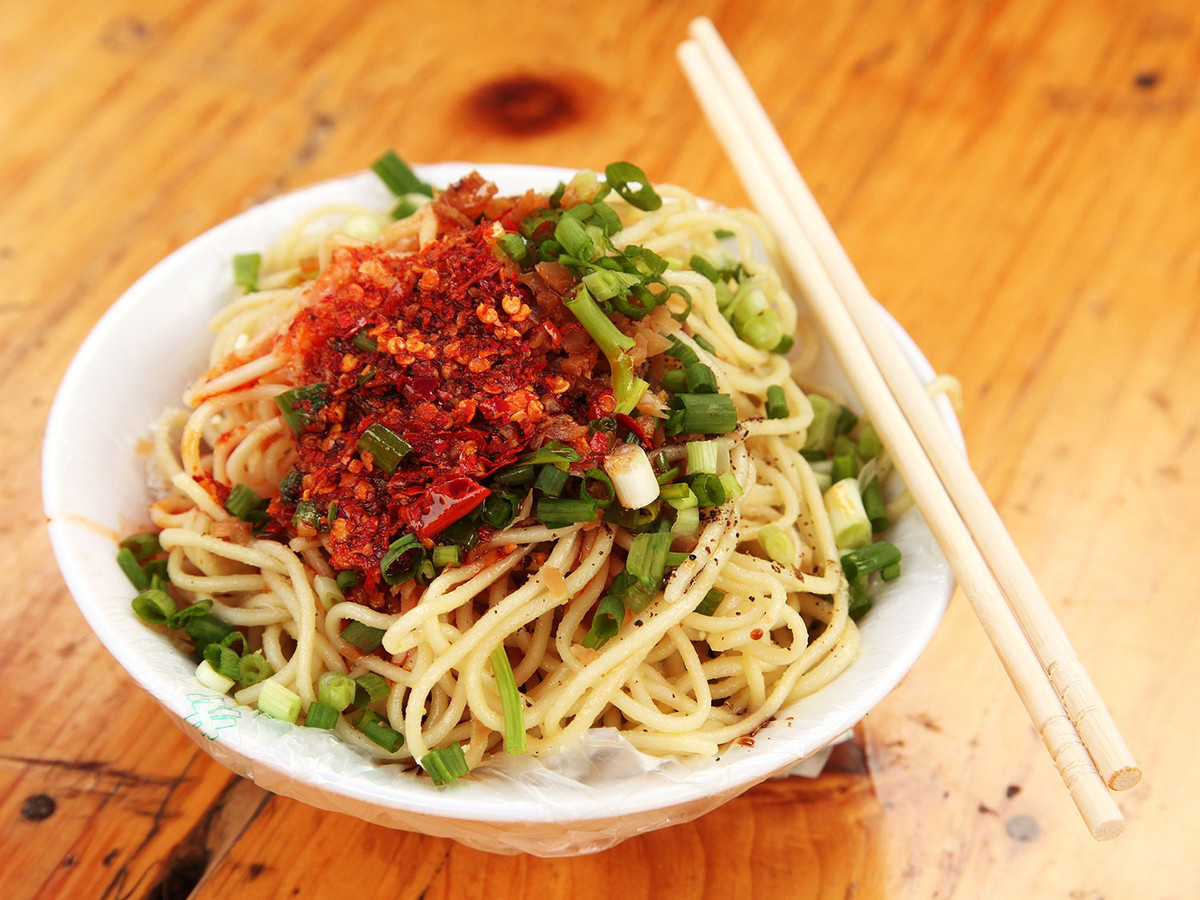 Mì Dan Dan ra đời từ năm 1841, do một người bán hàng rong có tên là Trần Bảo Bảo sáng tạo nên. Từ “Dan Dan” trong ngôn ngữ địa phương dùng để chỉ đòn gánh của những gánh hàng rong, chính thế, món ăn này còn được gọi là mì gánh.