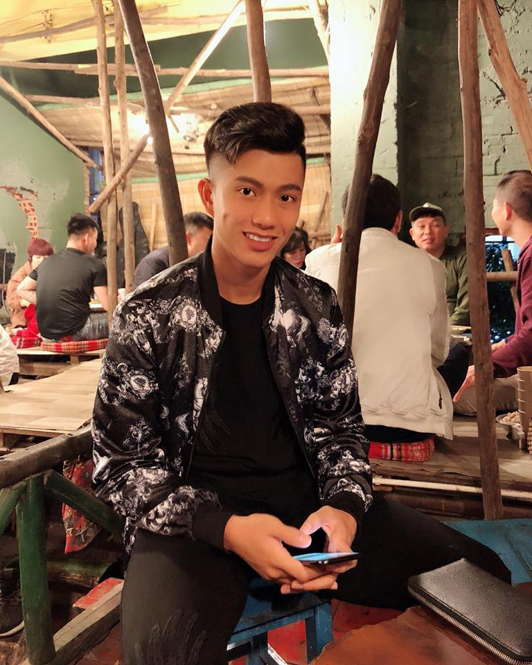 Phan Văn Đức khoe nét bảnh bao với mái tóc tạo kiểu cẩn thận.