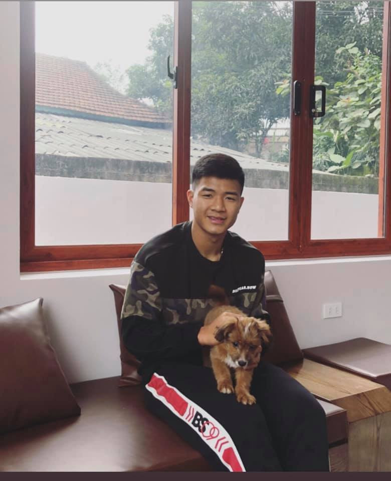 Hà Đức Chinh khoe mái tóc bồng trên đỉnh và cắt gọn hai bên.