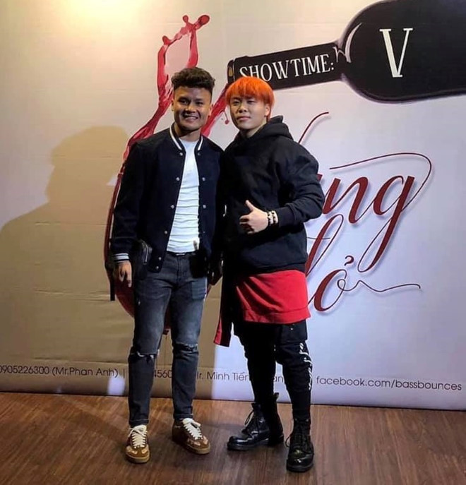 Kiểu tóc xoăn mới của Quang Hải được nhiều người hâm mộ nhận xét là giúp anh "ăn gian" thêm được vài cm chiều cao.