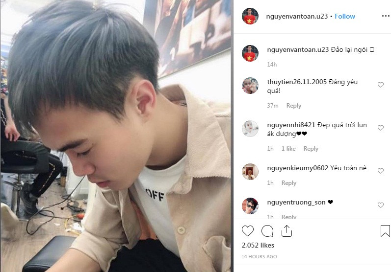 Sau khi về nước, Văn Toàn cũng nhuộm màu tóc xám khói mới ngay. Ảnh: Instagram, Facebook.