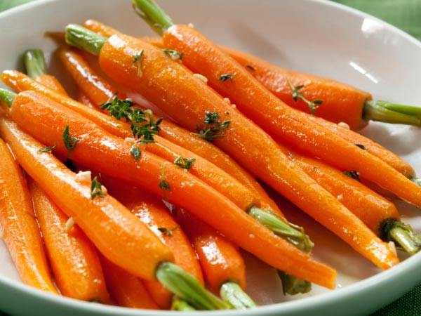 Thực phẩm giàu Beta-carotene: Củ cải đường và cà rốt được biết đến là nhóm thực phẩm rất giàu Beta-carotene, giúp chống oxy hóa cực mạnh. Nhờ có chất này, cơ thể có khả năng bảo vệ gan tốt hơn, ngăn ngừa các bệnh về gan như gan nhiễm mỡ, xơ gan hay nhiễm độc gan.