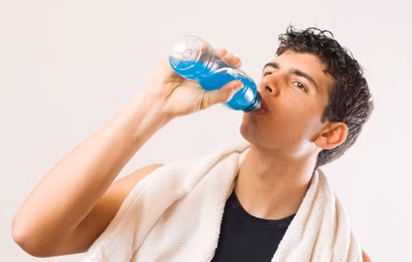 Đồ uống thể thao: Dù đồ uống giải khát này không trực tiếp dẫn tới ung thư nhưng nếu lạm dụng quá nhiều sẽ không tốt cho sức khỏe vì đồ uống này chứa nhiều đường và carbohydrate. Lượng calo trong đồ uống thể thao có thể dẫn đến béo phì và tiểu đường tuýp 2. Cả hai loại bệnh này đều có thể dẫn tới bệnh ung thư.